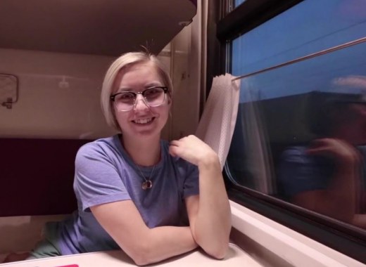Русское порно в поезде с хорошенькой короткостриженой блондинкой